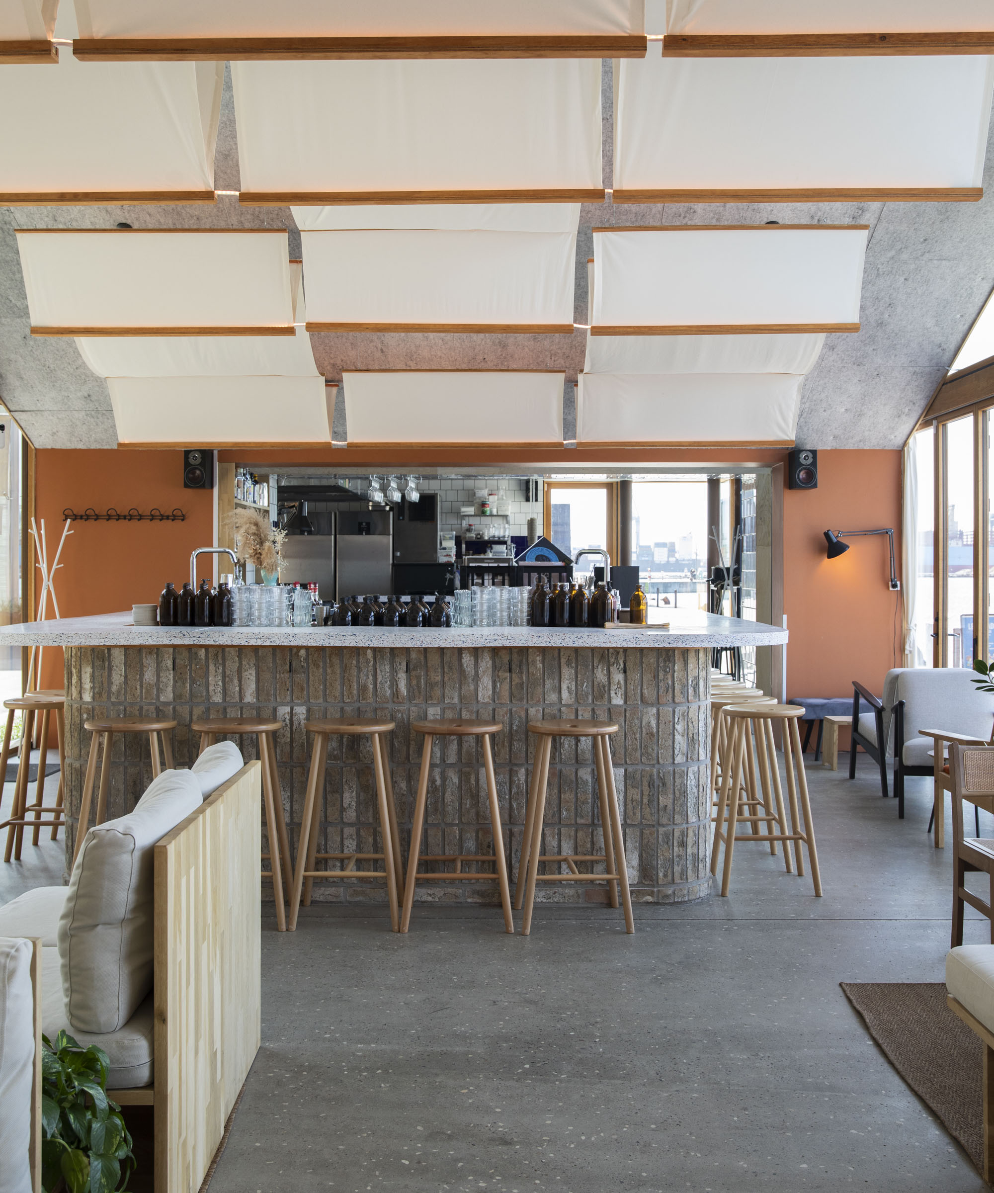 Pick whatever you like at Hella in Aarhus Ø – With top bars like Force Majeure and Gedulgt in their pedigree, three industry pros joined forces to open a new harborfront hangout with hella good cocktails