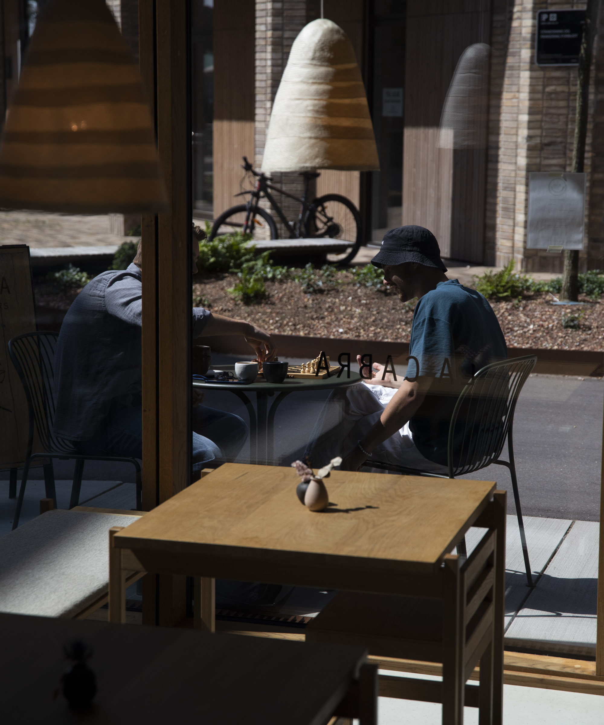 Pick whatever you like at La Cabra in Aarhus Ø – The Aarhusian coffee roaster and bakery with cult status around the world has opened a stunning new café in its hometown
