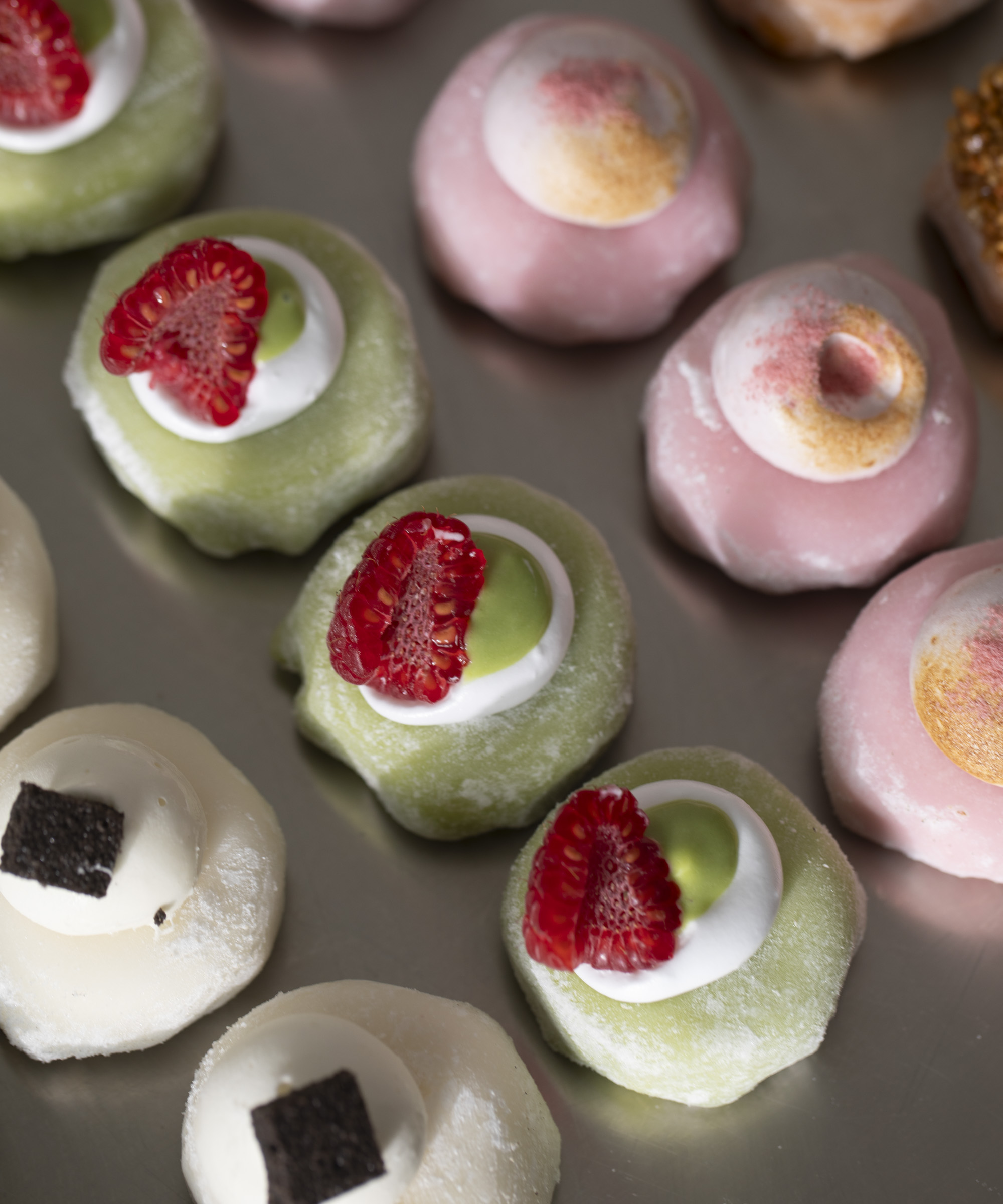 Pick any four mochis with toppings at Mochi Time in Torvehallerne – Japanese tradition and refined pastry techniques merge to create a new way of eating ice cream