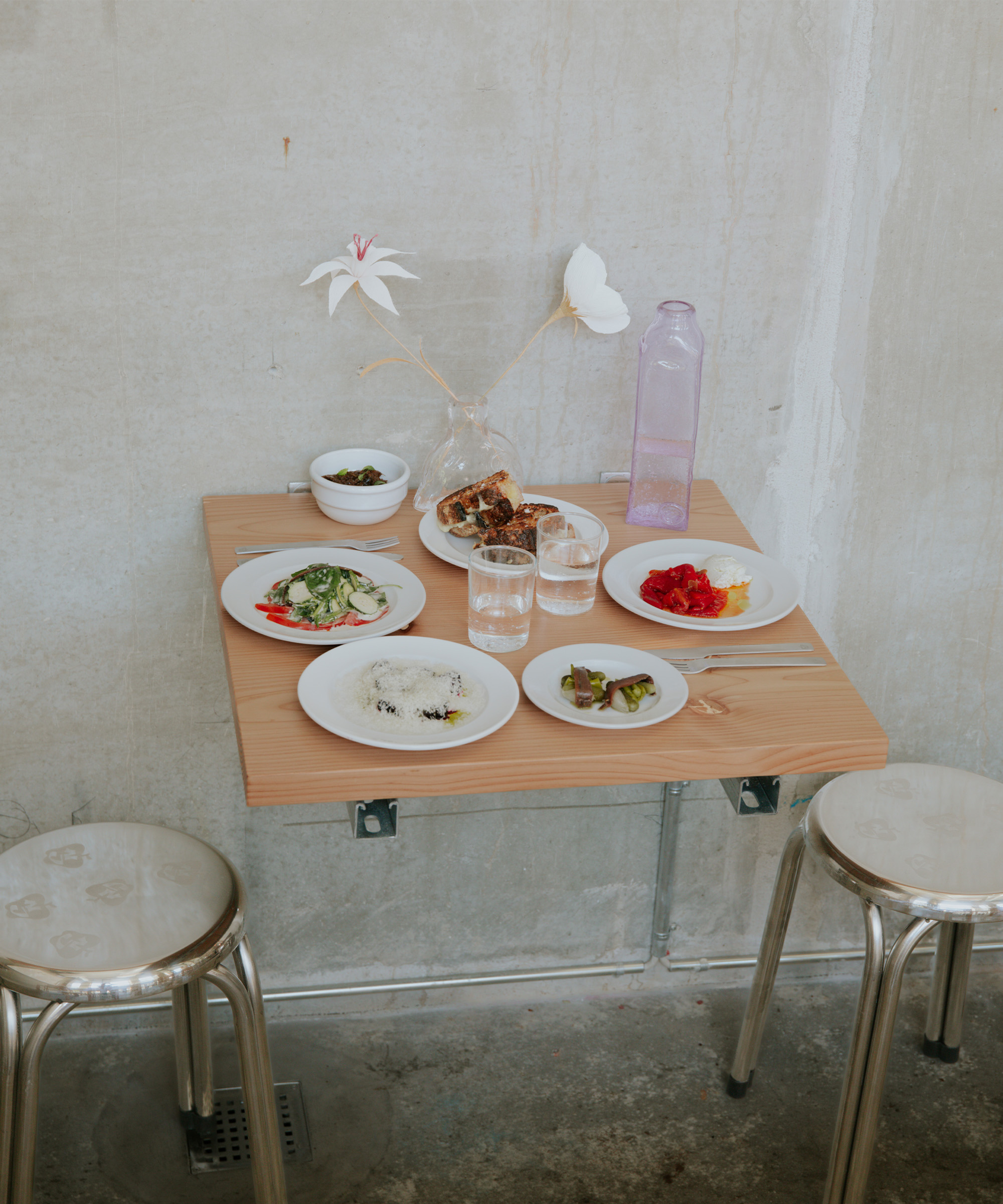 7 servings at Café Niko in Papirøen — Design studio NIKO JUNE serves Mediterranean-inspired small plates and aperitivo in collaboration with Kadeau
