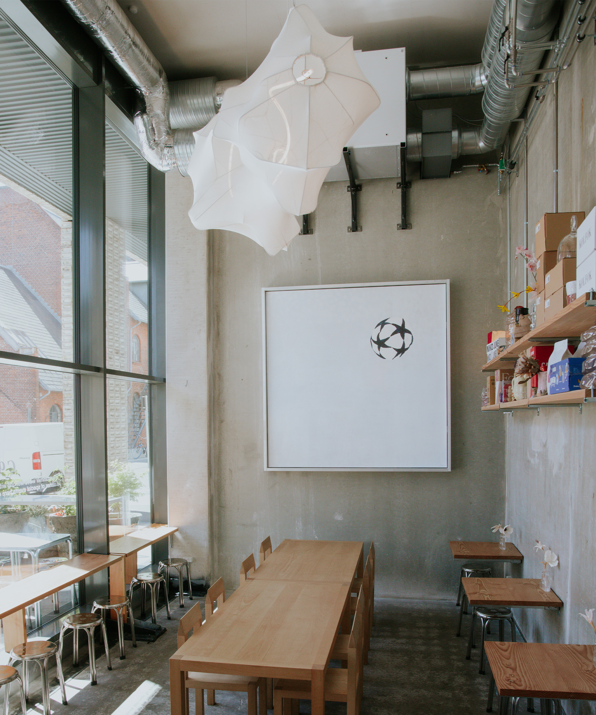 7 servings at Café Niko in Papirøen — Design studio NIKO JUNE serves Mediterranean-inspired small plates and aperitivo in collaboration with Kadeau